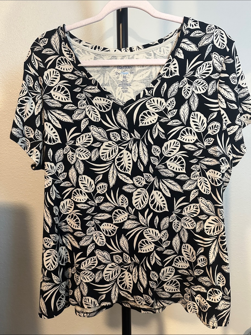 croft & barrow Black and White Leaf Print V-Neck Tee